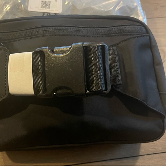 Lululemon Black Large EBB “hard to find” NWT - Picture 2 of 2